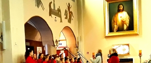 Serduszka podczas Mszy św. z udziałem dzieci